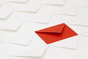 Empty Office Desk Setup Imprime: Composition with white envelopes and one red envelope on the table