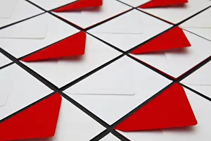 Holiday Table Setting Imprime: Composition with white and red envelopes on the table