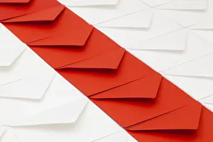 Empty Office Table Imprime: Composition with white and red envelopes on the table