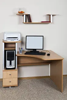 Empty Office Workspace Imprime: Computer and printer on the desk in the office