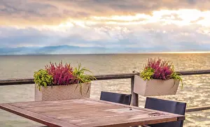 Atmospheric Evening Sky Photography Imprime: Conceptual image with an empty table