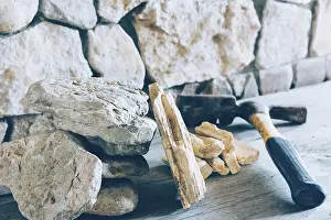 Fortress Architecture Imprime: Construction Hammer And Stack Flagstone Against The Wall Of Stone Closeup