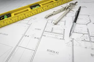 Impresiones de Nivel de construcción, lápiz del ingeniero, regla y compás descansando sobre planos de casa personalizados Bocetos Arquitectónicos Imprime: Nivel de construcción, lápiz del ingeniero.