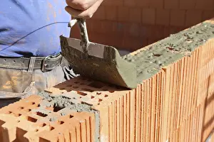 Handicraft Industry Imprime: Construction worker (bricklayer) on the building site