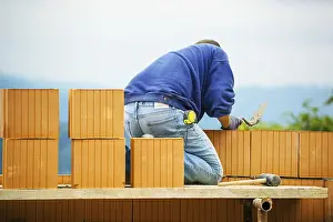 Construction Worker Imprime: Construction workers erecting a brick shell