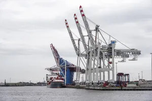 Container Ship Hamburg Imprime: Container ship, loading cranes and stacks of containers