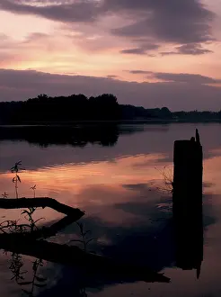 Evening Light On Water Imprime: Cool dramatic sunset lake
