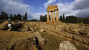 Deserted Temple In Sicily Imprime: Corner of a temple, columns, chapter