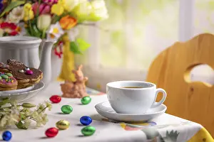 Empty Coffee Table Scene Imprime: Cosy coffee table with Easter biscuits and spring decorations in the background