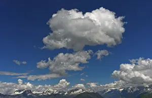 Blue Sky Cumulus Cloud Formation Imprime: Cumulus clouds over mountain range