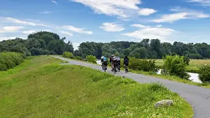 River Valley Scenery Imprime: Cyclist on a cycle path by the river