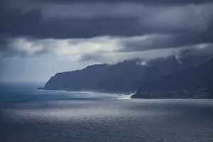 Madeira Cliffs Imprime: Damatic clouds over the sea, cliffs