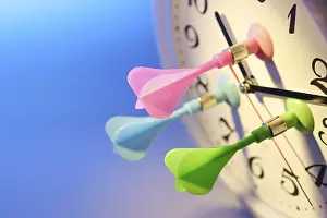 Detailed Studio Photography Imprime: Darts on clock