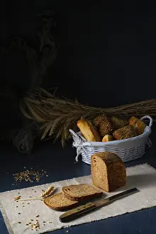 Brown Bread Imprime: Delicious rye bread on the table