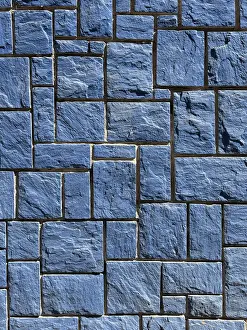 Modern Architectural Design Imprime: A detailed image of a blue stone wall featuring interlocking rectangular tiles with a rough texture