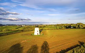 Devon Windmill Aerial View Imprime: Devon windmill from a drone, fields and farms
