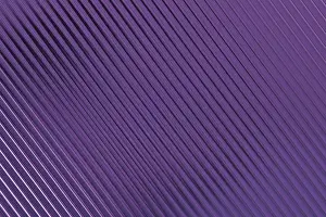Impresiones de Líneas diagonales de púrpura crean un patrón rítmico, textura brillante con destellos azul-violeta sutiles, profundidad suave. Fondo geométrico abstracto minimalista Esculturas Cubistas Imprime: Líneas diagonales moradas crean un patrón rítmico.