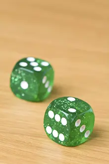 Studio Shot Dice Imprime: Dice on a table, two and five