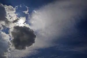 Backlit Cloud Formations Imprime: Different cloud formations with sun emerging