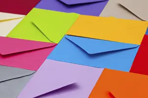 Colourfully Decorated Tables Imprime: Different colored envelopes on the table
