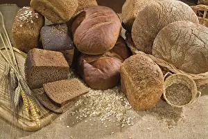 White Bread Studio Shot Imprime: Different kinds of bread on a studio background