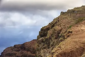 Steep Coastal Region Imprime: Dramatic cliffs above the sea under a cloudy sky