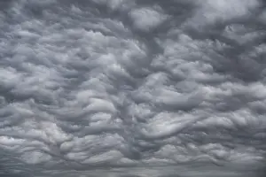 Overcast Sky With Clouds Imprime: Dramatic cloud formation, format-filling