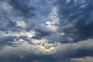Cloudy Mood Wallpaper Imprime: Dramatic cloud formation in front of a summer thunderstorm