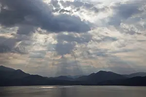 Dramatic Cloud Formation Imprime: Dramatic cloud formation, sunbeams behind dark clouds