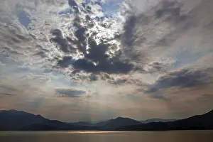 Thunderstorm Mood Europe Imprime: Dramatic cloud formation, sunbeams behind dark clouds