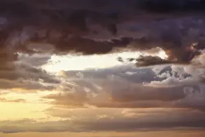 Dramatic Cloud Sky Imprime: Dramatic cloud sky at sunset, pink