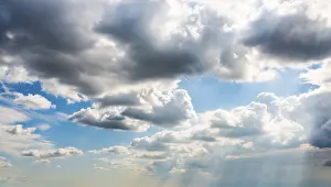 Cloudy Skies Landscape Imprime: Dramatic clouds and blue sky