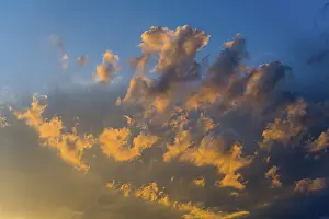 Colourful Evening Sky Imprime: Dramatic clouds in the light of a sunset