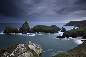 Dramatic Clouds Imprime: Dramatic clouds on rocky coast