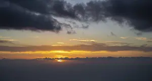 Atmospheric Evening Mood Imprime: Dramatic clouds, sunset