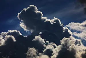 Paisaje de nubes dramático con (nubes cumuliformes) nubes.