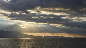Dramatic Cloudy Skies Imprime: Dramatic cloudy evening sky, sun rays breaking through clouds