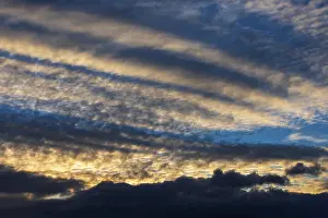 Dramatic Evening Sky Imprime: Dramatic cloudy sky, cirrus clouds at sunset