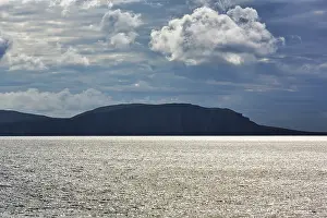 Overcast Sky Landscape Photo Imprime: Dramatic cloudy sky over cliffs