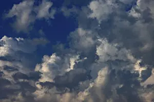 Deserted Landscape With Clouds Imprime: Dramatic cloudy sky with cumulus clouds