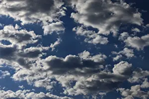 Cloudy Blue Skies Imprime: Dramatic cloudy sky with cumulus clouds