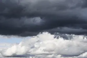 Dramatic Cloud Formation Imprime: Dramatic cloudy sky, dark thundercloud over light cumulus clouds