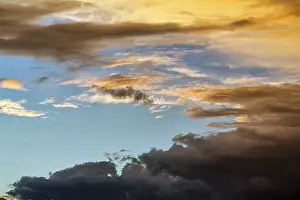 Dramatic Cloudy Sky Imprime: Dramatic cloudy sky, dark thunderclouds at sunset