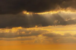 Dramatic Evening Sky Imprime: Dramatic cloudy sky in the evening