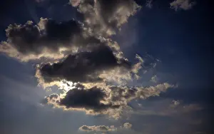 Cloudy Sky With Sun Imprime: Dramatic cloudy sky with sun behind it
