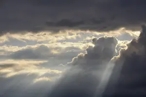 Dramatic Cloudy Sky Imprime: Dramatic cloudy sky with sun rays