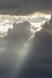 Dramatic Cloudy Sky Imprime: Dramatic cloudy sky with sun rays