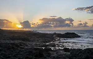 Spanish Coastline Imprime: Dramatic cloudy sky with sunbeams at sunset