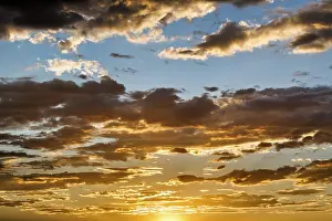 Dramatic Cloudy Skies Imprime: Dramatic cloudy sky at sunset, background