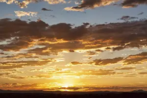 Sunset In The USA Imprime: Dramatic cloudy sky at sunset, backlight